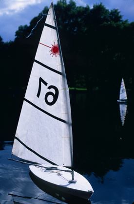 http:  www.taishimizu.com pictures Nikon FE Fuji Velvia 50 a walk in the park small boat sailing thumb.jpg