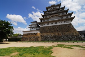 http:  www.taishimizu.com pictures himeji castle himeji castle front empty nikon d200 tokina 11 16 thumb.jpg