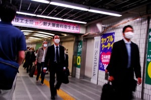 http:  www.taishimizu.com pictures japan swine flu masks thumb.jpg