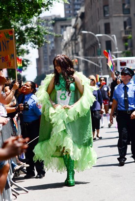 http:  www.taishimizu.com pictures new york pride parade Nikon D200 85mm f1 4 recycling is good thumb.jpg